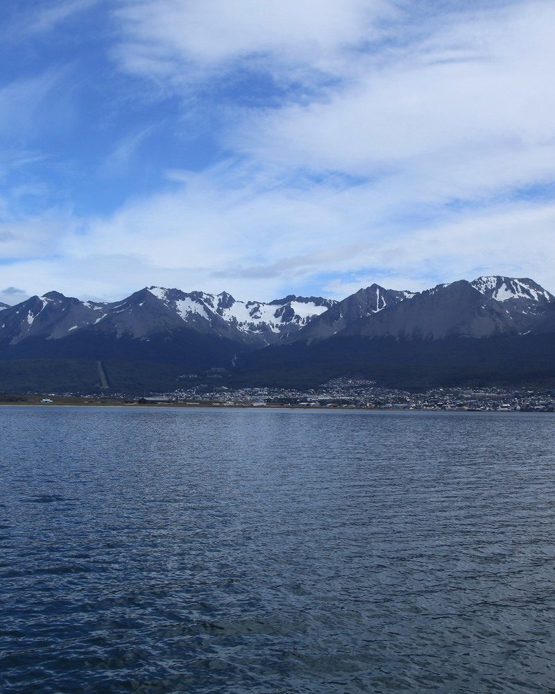 Ushuaia y la cordillera frente al canal Beagle