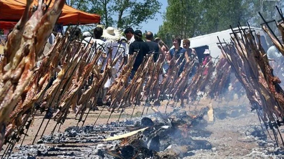 Fila de chivos asándose a las brasas