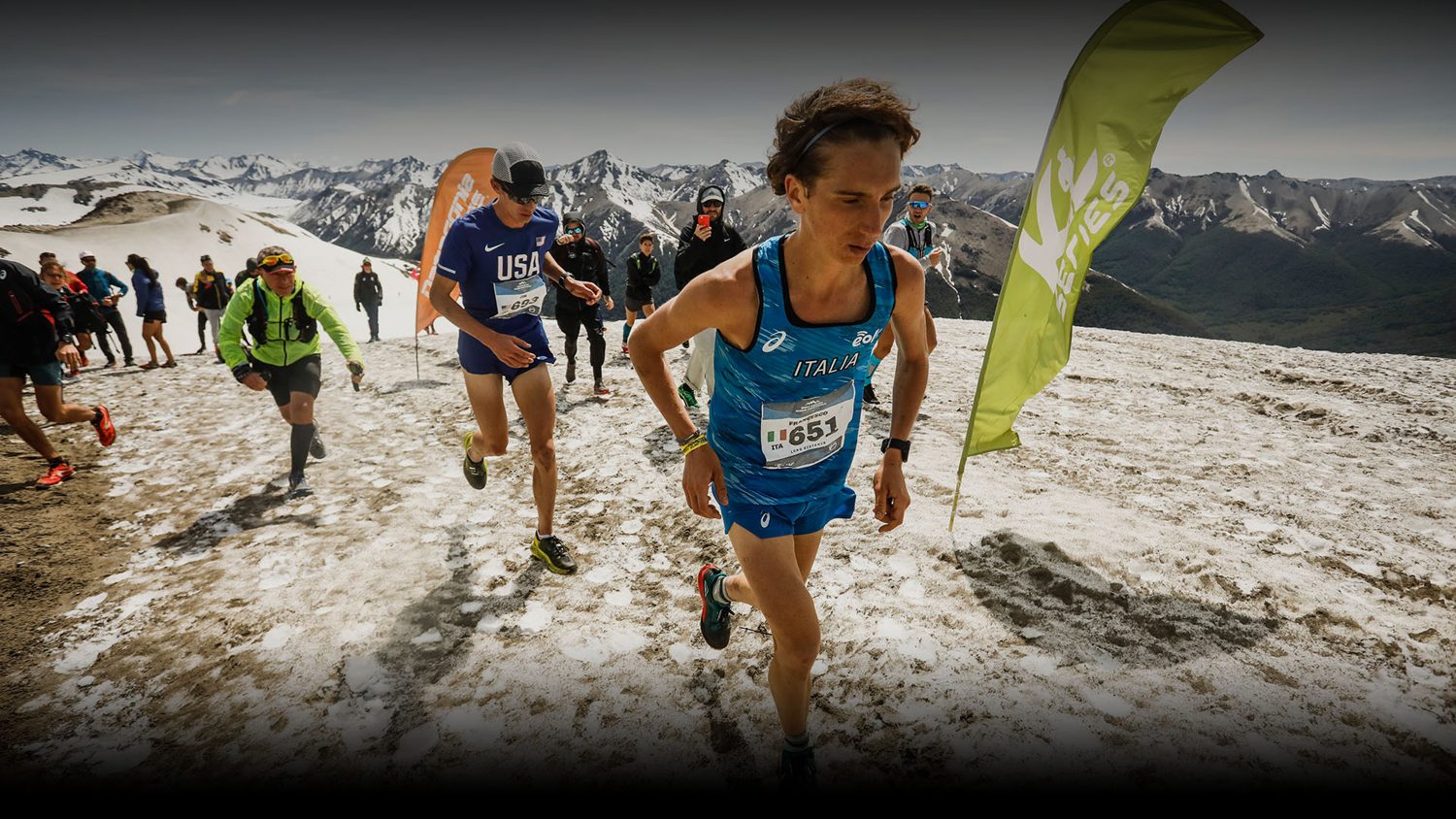 Corredores en un sendero de montaña con nieve
