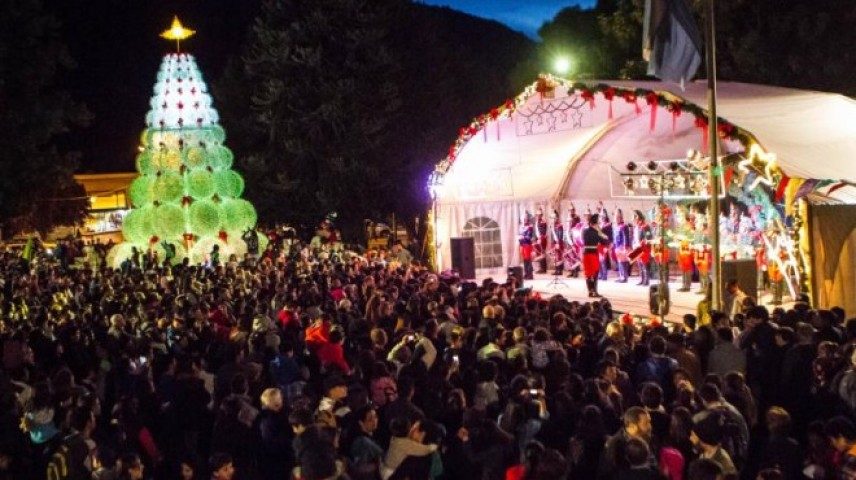 Escenario y árbol de Navidad con el público