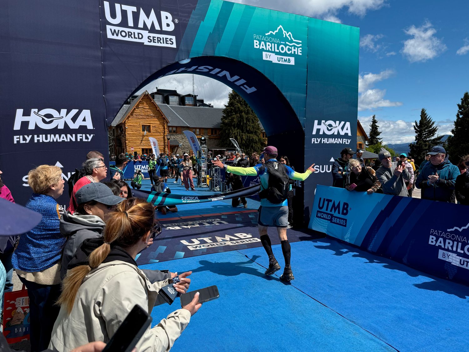 Corredor llegando a la meta del UTMB en Bariloche