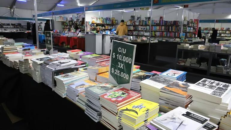 Mesas con libros en oferta en la feria