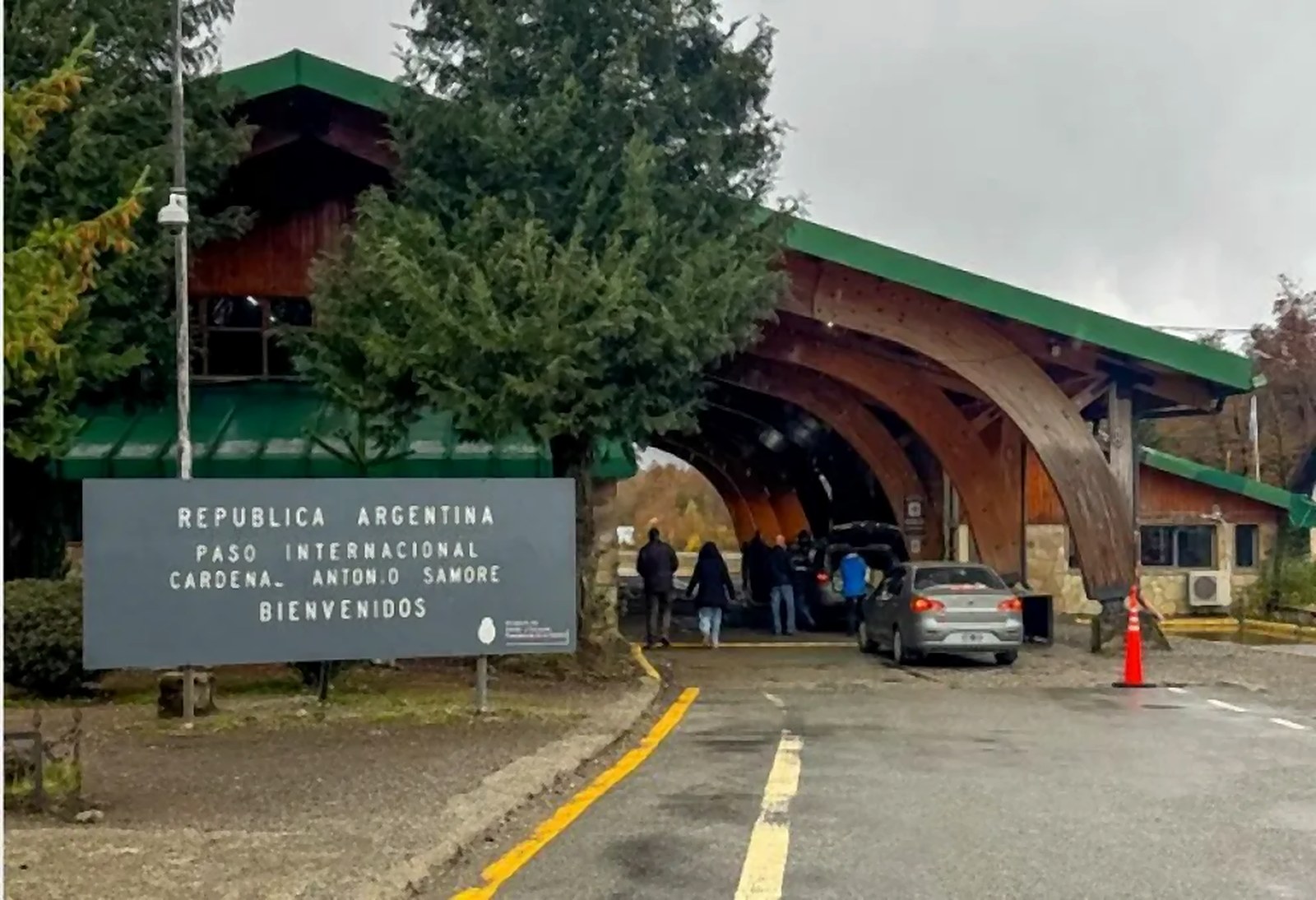 Acceso al paso Cardenal Samoré, con el cartel de bienvenida y autos en la aduana
