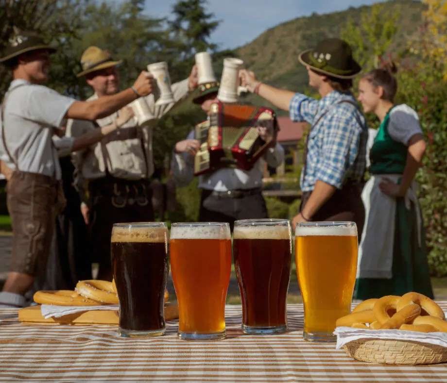 Cervezas artesanales y pretzels