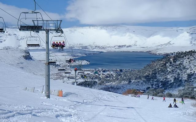 Telesilla con vista al lago en Caviahue