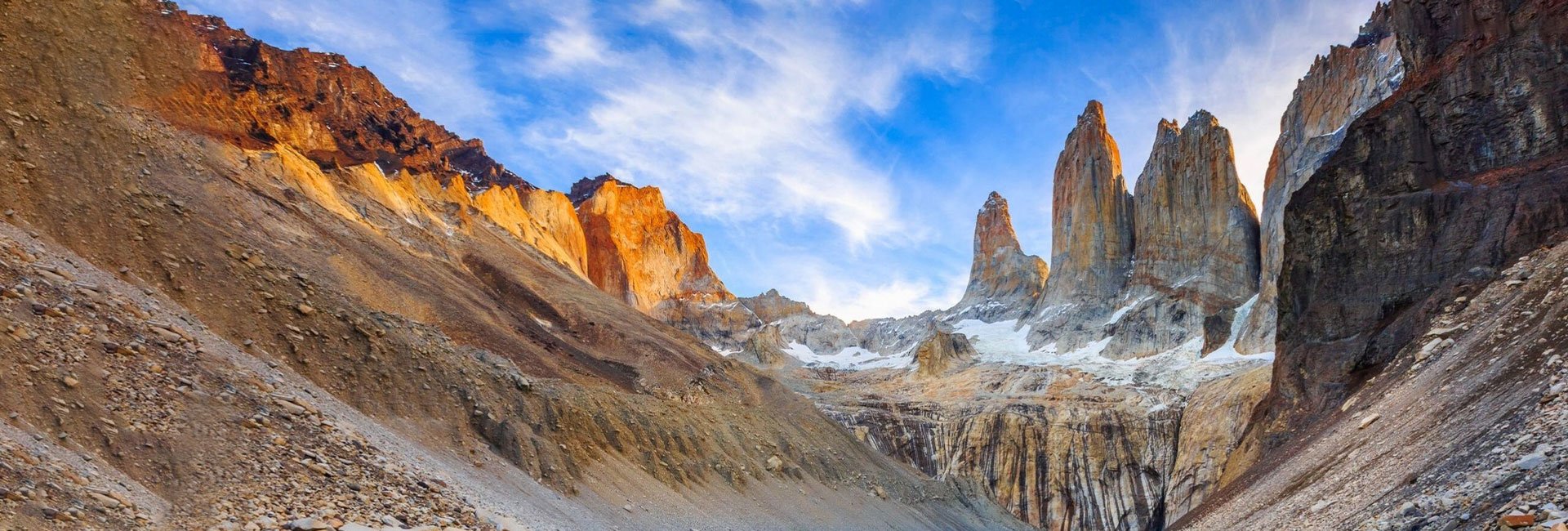 Las Torres del Paine iluminadas por el sol, vistas desde el mirador base