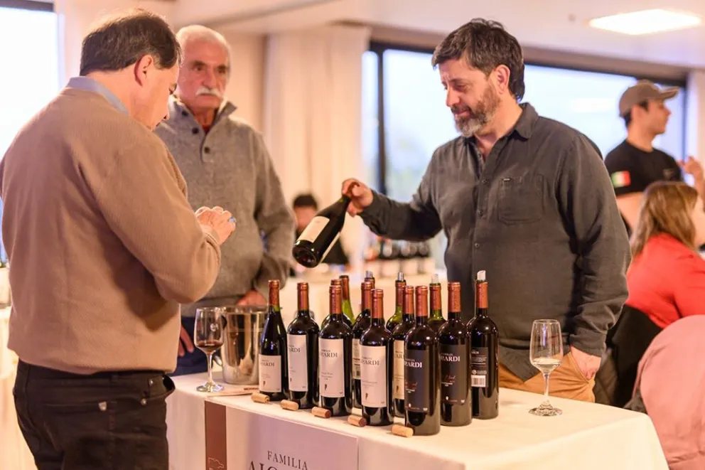 Degustación de vinos en un salón, con botellas sobre la mesa